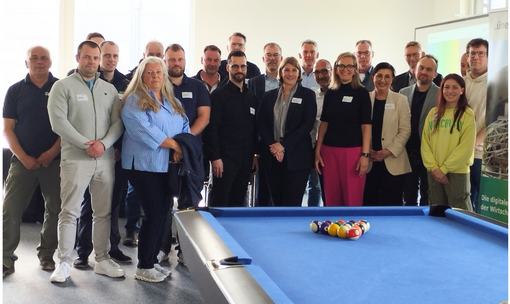 Unternehmer aus dem Gewerbegebiet Frydagstraße In den Telgen in Lünen zusammen mit Bürgermeisterin Förster Teutenberg der Wirtschaftsförderin Tiews sowie Gastgeber Doganay