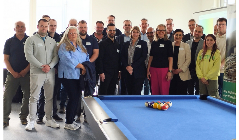 Unternehmer aus dem Gewerbegebiet Frydagstraße In den Telgen in Lünen zusammen mit Bürgermeisterin Förster Teutenberg der Wirtschaftsförderin Tiews sowie Gastgeber Doganay