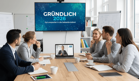 Einige Menschen sitzen am Tisch gemeinsam vor einem Laptop und folgen einer Videokonferenz