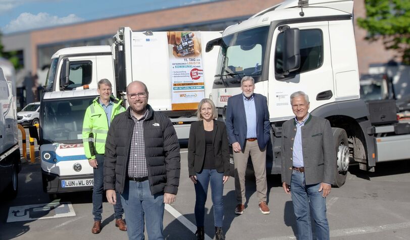 Stefan Jonic WFZruhr Vorstand und Geschäftsführer Wirtschaftsbetriebe Lünen GmbH sowie Doktor Hildebrand von Hundt Tobias Althoff Sarah Plat vom WFZruhr und Sascha Hähnke von REMONDIS Sustainable Services GmbH vor den neu angeschafften Fahrgeräten